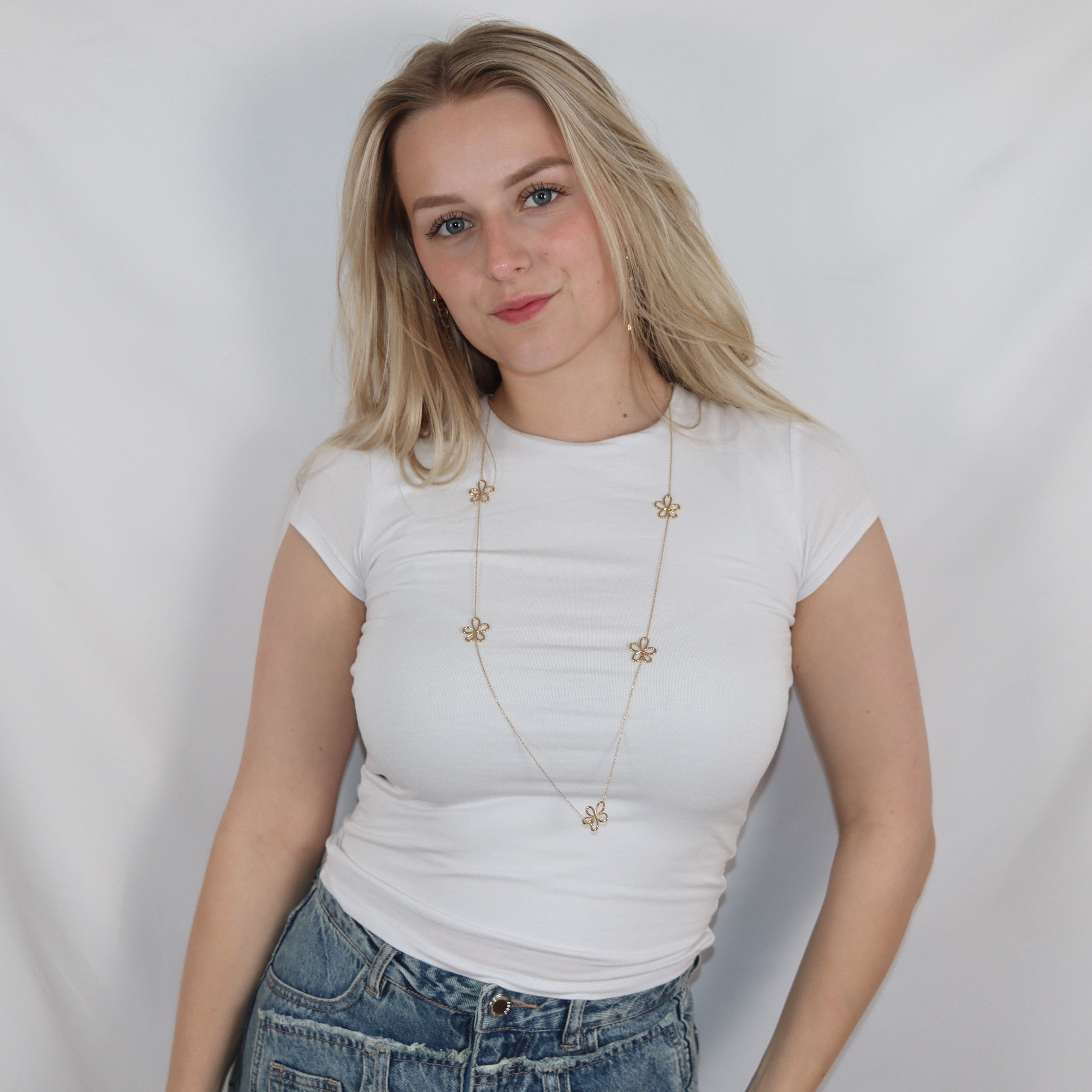 Long necklace with flowers